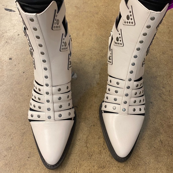 Coach Pheobe White Leather Buckle Cut Rockstud Pointy-Toe Bootie Boots 8 - Picture 8 of 10